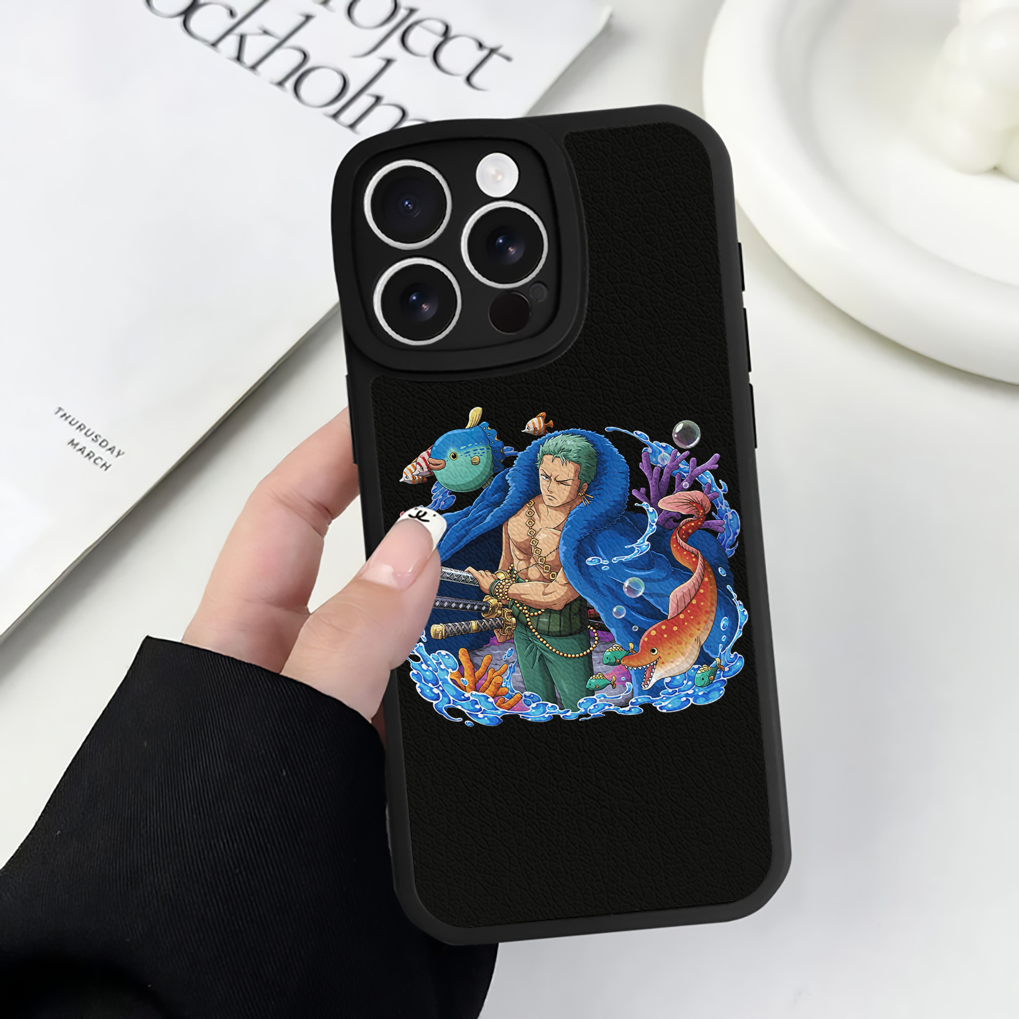 （画像用） ワンピース ロロノア・ゾロ ONE PIECE Roronoa Zoro 【iPhone 16シリーズ対応】シリコンスマホケース（レザー調） 材質：シリコン